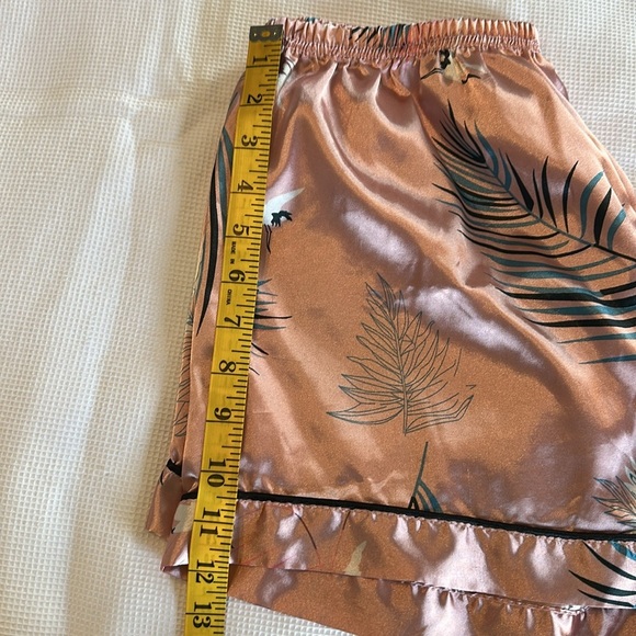 Woman’s Floral Satin Pajama Set  top and shorts size Large Peach color - Picture 15 of 16